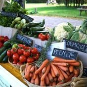 Carrots, tomatoes and cauliflower on a market stall
